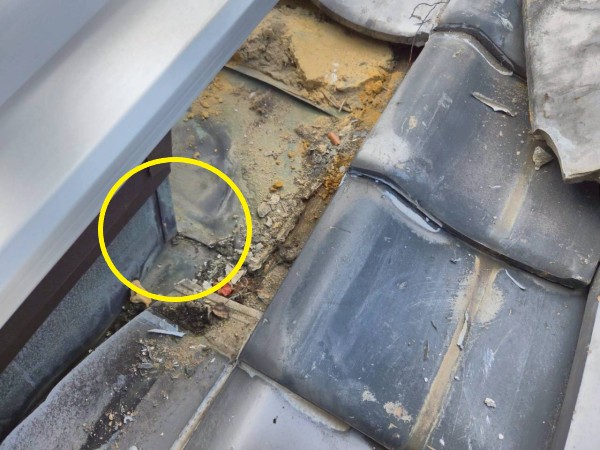 天窓周辺の板金が老朽化　引きの写真